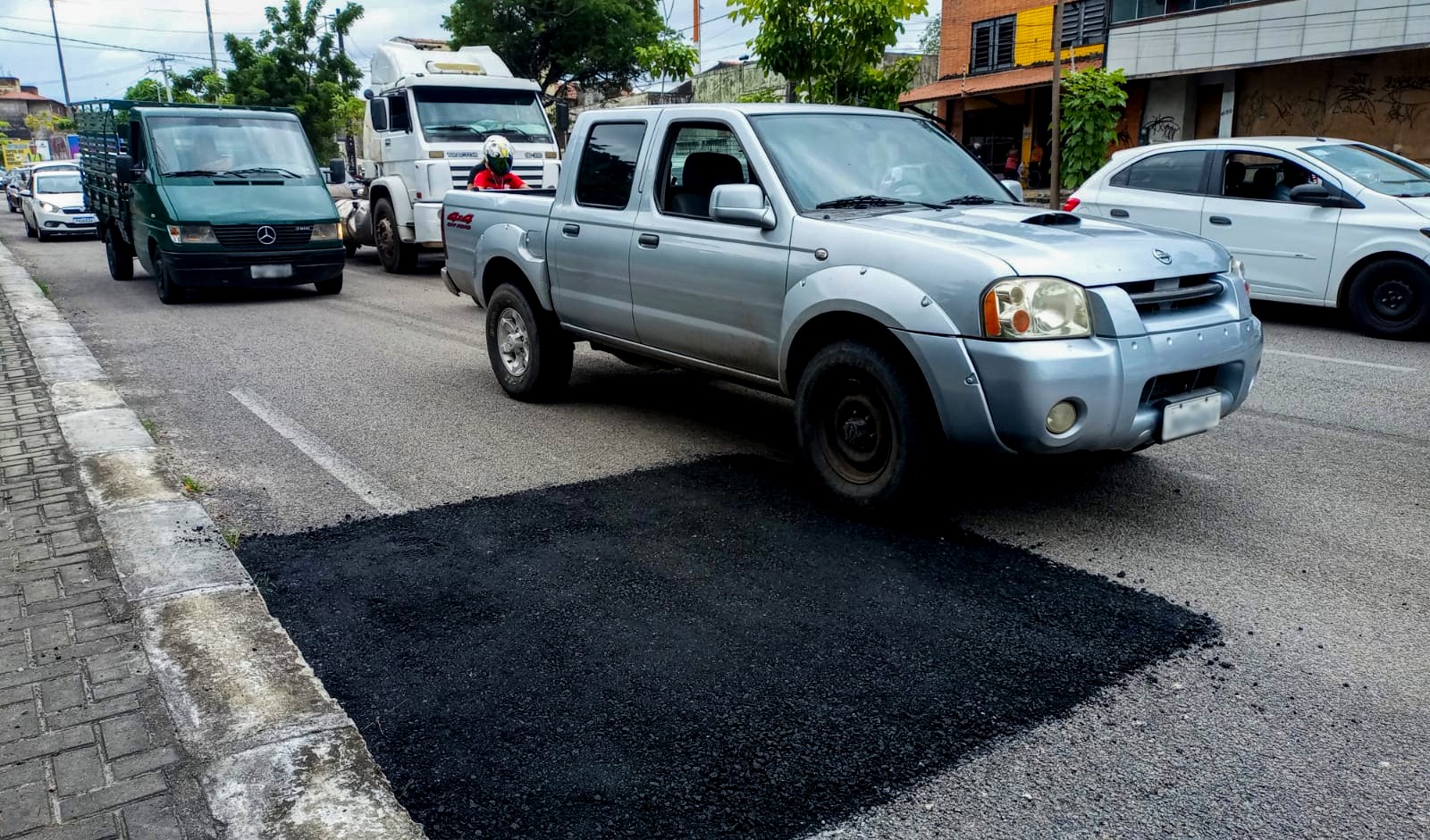 a foto mostra uma via que recebeu a operação tapa-buracos